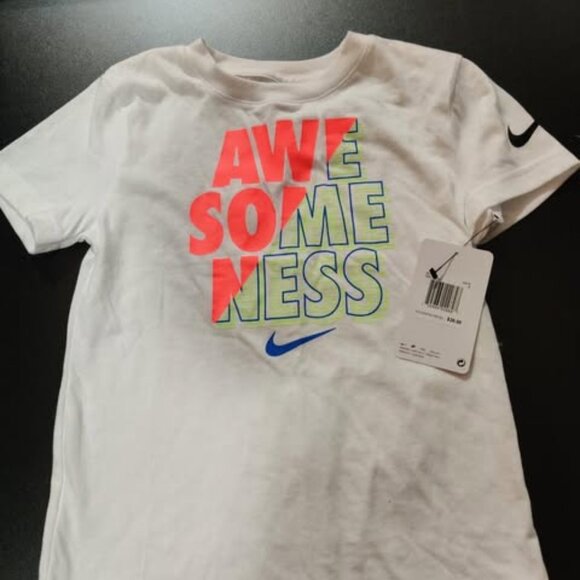 Nike Awesomeness T-Shirt Childrens SIze M - Picture 1 of 2